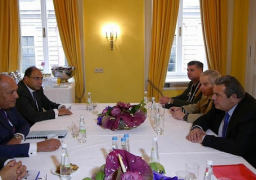 شكرى يستعرض ووزير الدفاع اليوناني دور مصر لمكافحة الإرهاب