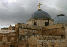 كنيسة القيامة بالقدس تعيد فتح أبوابها بعد تراجع إسرائيل عن قرار فرض الضرائب