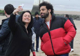 محمد صلاح يلتقط صور مع معجبيه … ويقوم بتصوير أحد الإعلانات التجارية بشوارع مدينة ليفربول.