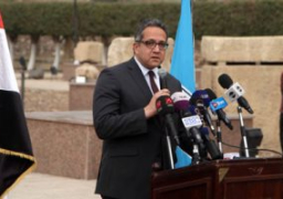 وزير الآثار من المنيا: المقابر المكتشفة تضم 40 تابوتا للكهنة و1000 تمثال
