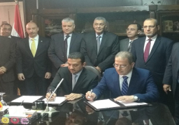 “الكهرباء” توقع عقد بمحطات غرب القاهرة وأسيوط