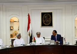 وزير الإسكان يلتقى نظيره العمانى ويرحب بنقل تجربة مصر العقارية للسلطنة