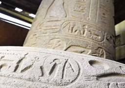 الآثار : نجاح عملية نقل عمود “مرنبتاح” للبهو العظيم بالمتحف الكبير