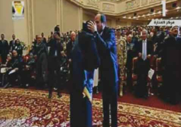 السيسي يكرم الأم المثالية للقوات المسلحة