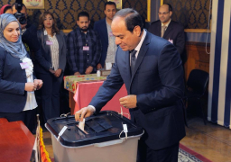 الرئيس السيسى يدلى بصوته فى لجنته الانتخابية بمصر الجديدة