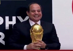 الرئيس السيسي يحمل كأس العالم في ندوة القوات المسلحة
