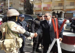 مدير أمن السويس يتفقد قوات التأمين فى اليوم الثانى للانتخابات
