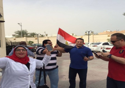 المصريون في قطر يصوتون بالانتخابات وسط أجواء احتفالية