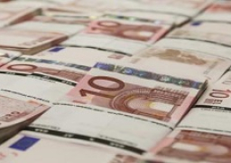 اليورو يهبط وسط ضبابية سياسية اثر انتخابات إيطاليا