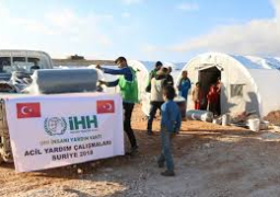 تركيا تقيم مخيمات لإيواء 170 ألفا قرب إدلب السورية