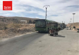 وصول الحافلات المخصصة لنقل مسلحي حرستا بالغوطة الشرقية إلى إدلب عقب اتفاق لخروج المعارضة المسلحة وعائلاتهم