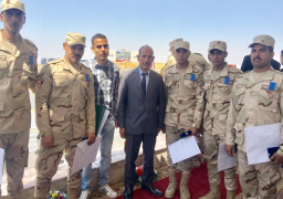 دفعة الأبطال إبريل 2018.. مجندون يلتفون حول والد زميلهم الشهيد ويرفعون ضباطهم فوق الأعناق| صور