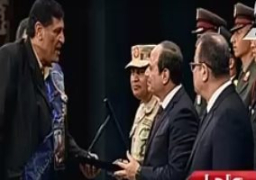 الرئيس السيسى يكرم اسر الشهداء