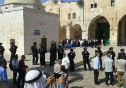 مستوطنون يقتحمون المسجد الأقصى وقوات الاحتلال تعتقل أحد حراسه