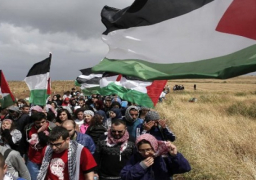 االفلسطينيون يتوافدون على حدود غزة استعدادا لجمعة الشباب الثائر