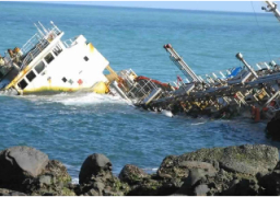 مقتل شخص وفقدان 14 آخرين في غرق سفينة بماليزيا