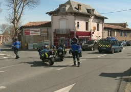 “ماكرون” ورئيس الوزراء يتابعان احتجاز الرهائن فى “تريب”