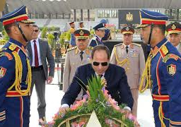 الرئيس السيسى يضع إكليلا من الزهور على قبر الجندي المجهول فى ذكرى تحرير سيناء