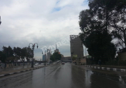 الأمطار تنهمر على القاهرة.. والبرق يضئ السماء
