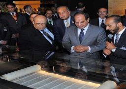 الفقي يهدي الرئيس السيسي أول موسوعة تصدرها مكتبة الإسكندرية