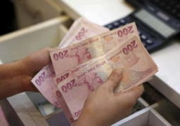 الليرة التركية تقترب من تراجع قياسي بفعل مخاوف اقتصادية