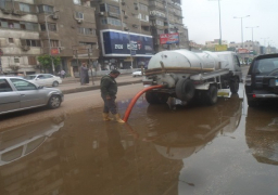 بالصور.. الجيزة تواصل جهودها لاحتواء آثار الامطار
