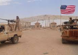القاعدة الامريكية فى حقل العمر النفطي شرق نهر الفرات تشهد استقدام تعزيزات عسكرية .