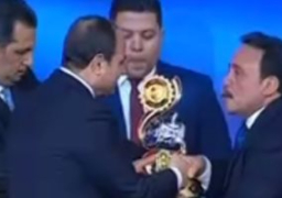 رئيس اتحاد العمال ,يسلم الرئيس السيسى درع اتحاد نقابات عمال مصر