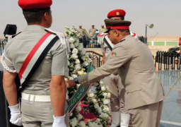 وزير الدفاع ينيب قادة الجيوش بوضع إكليل الزهور على قبر الجندى المجهول