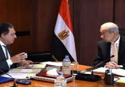 شريف اسماعيل يتابع مع وزير الصحة منظومة التأمين الصحي الجديدة