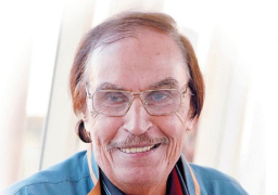 وزيرة الثقافة تكرم عزت العلايلي وتشبد بتاريخه الفني