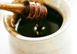 بزاوية 180 درجة.. ما حقيقة خطورة العسل الأسود على الصحة؟