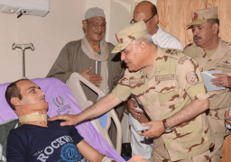 وزير الدفاع يزور مصابى العمليات الإرهابية من أبطال القوات المسلحة