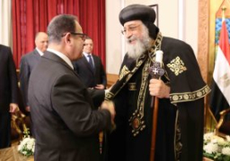 وزير الداخلية يزور البابا تواضروس لتقديم التهنئة بمناسبة عيد القيامة
