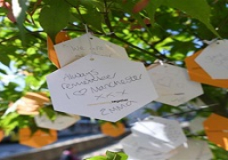 آلاف البريطانيين يحيون الذكرى الأولى لهجوم مانشستر