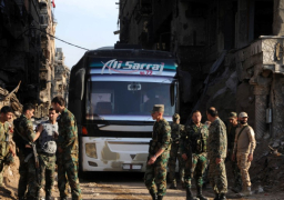 إجلاء دفعة اولي من مقاتلي داعش واسرهم من آخر جيب معارض في غرب سوريا .