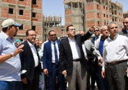 وزير الإسكان يتفقد وحدات الإسكان الاجتماعى بمدينة 15 مايو