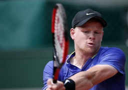 البريطاني إدموند يتأهل لدور الثمانية لبطولة مدريد للتنس