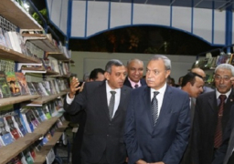 الهجان يفتتح معرض الكتاب الأول بمحافظة قنا