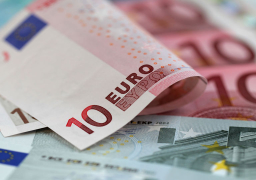 اليورو يهبط لأدنى مستوى في 2018