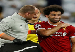 محمد صلاح يطير إلى إسبانيا اليوم للعلاج من إصابة الكتف
