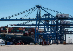 وصول 857 راكبا و64 شاحنة بضائع إلي ميناء سفاجا