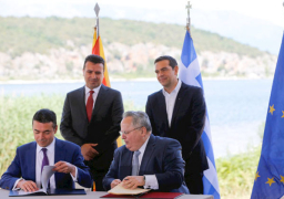 أثينا وسكوبيي توقعان اتفاقا ينهي خلافا استمر 27 عاما حول اسم مقدونيا