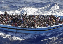 إيطاليا تستقبل سفينة تقل أكثر من 900 مهاجر
