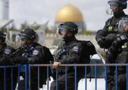 القوات الإسرائيلية تعتقل  عددا من المصلين من ساحات المسجد الأقصى