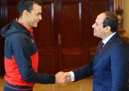 السيسى يطالب بعثة المنتخب الوطنى ببذل أقصى الجهد لإسعاد الشعب المصري