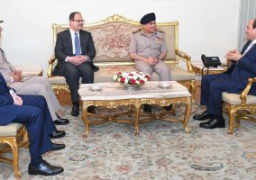 السيسى يجتمع بوزيرى الدفاع والداخلية فى حكومتى إسماعيل ومدبولى