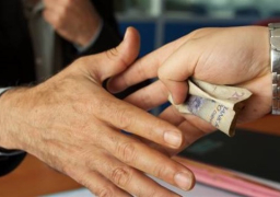 النيابة تبدأ التحقيق مع رئيس شركة مياه الشرب بالجيزة لتقاضيه رشوة