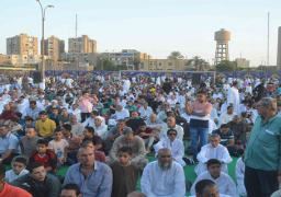 محافظ المنيا يؤدي صلاة عيد الفطر بساحة الثانوية العسكرية