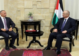رئيس الوزراء الفلسطيني يبحث مع ميلادينوف آخر التطورات السياسية